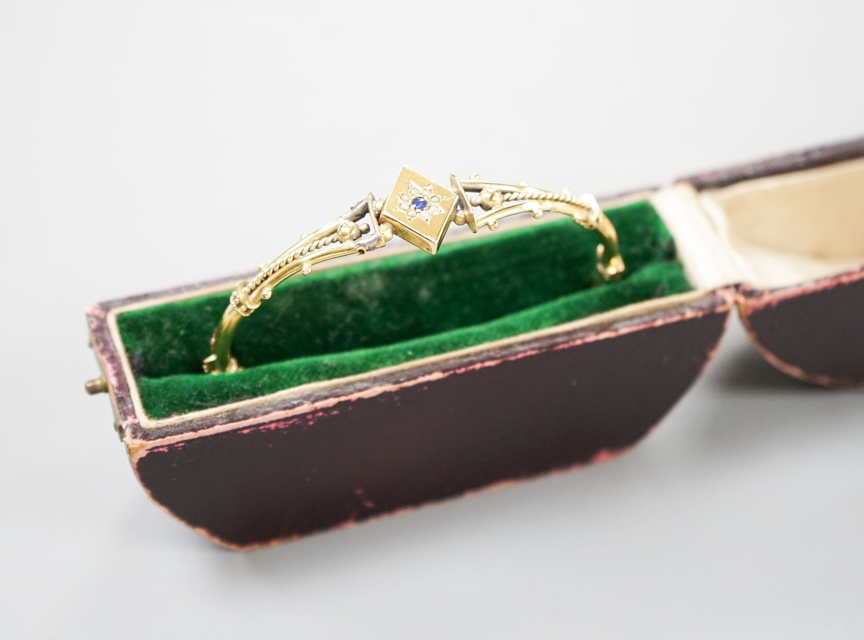 An Edwardian 9ct and gem set hinged bracelet (a.f.), gross weight 5.5 grams.
